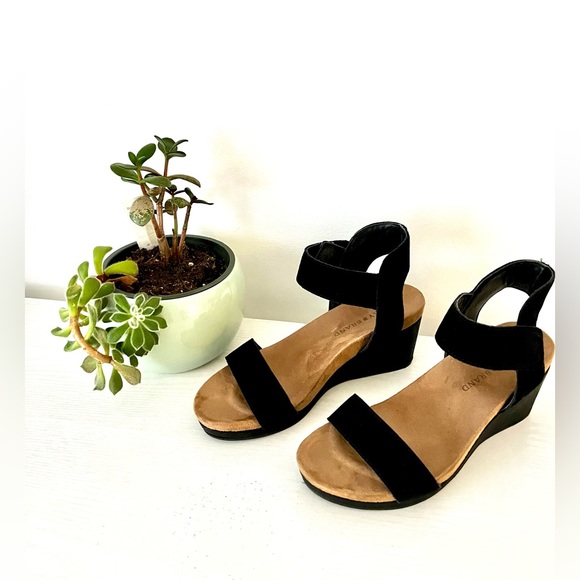Lucky Brand Sandals. Sueded, Velcro Closure Black sz 6 - Picture 2 of 6